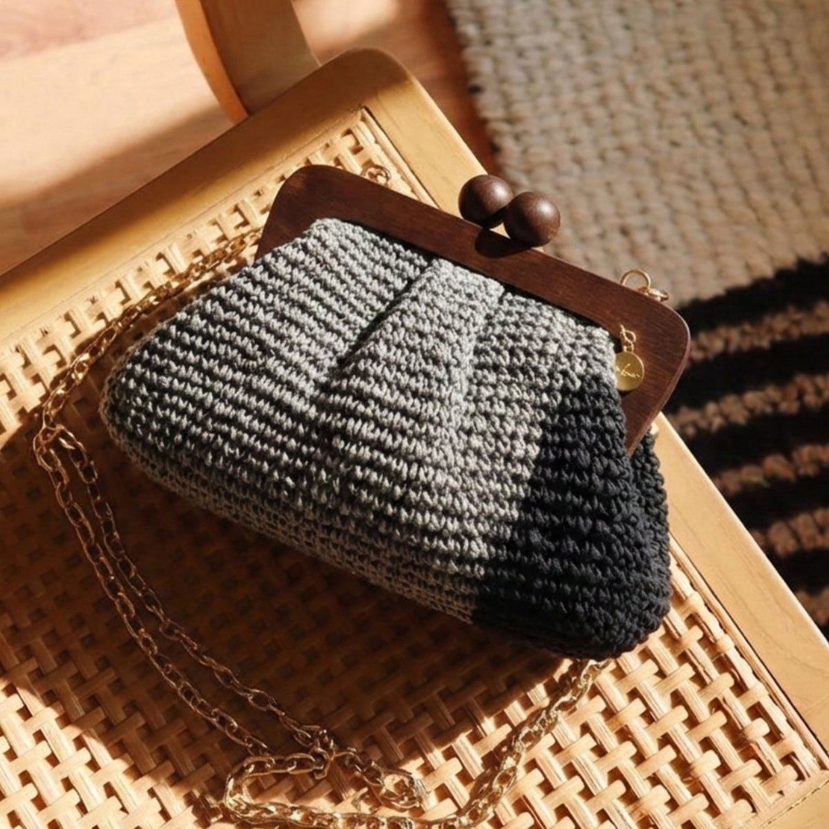 Ira - raffia wooden frame bag