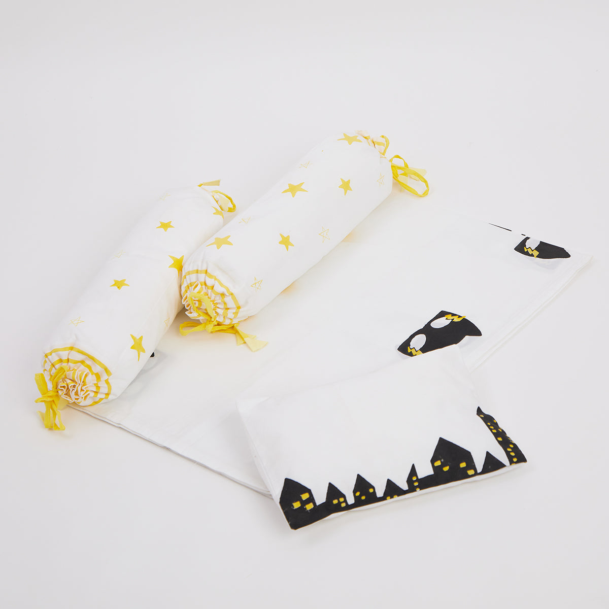 Cot Bedding Set- Superbaby flies over Town