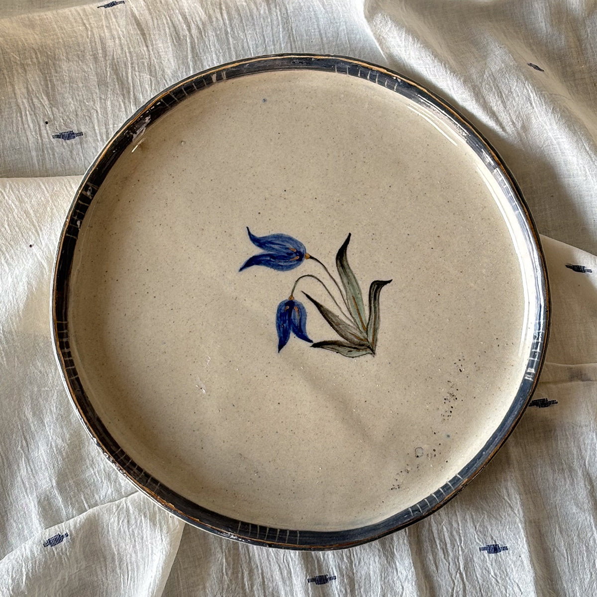 Handpainted 8" plate | Tulip | Finished with 22 Carat Gold