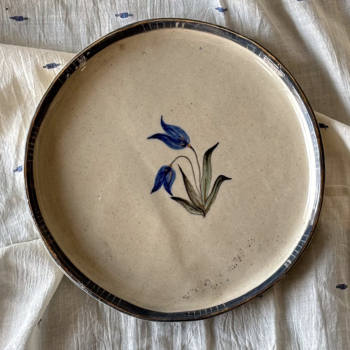 Handpainted 8" plate | Tulip | Finished with 22 Carat Gold