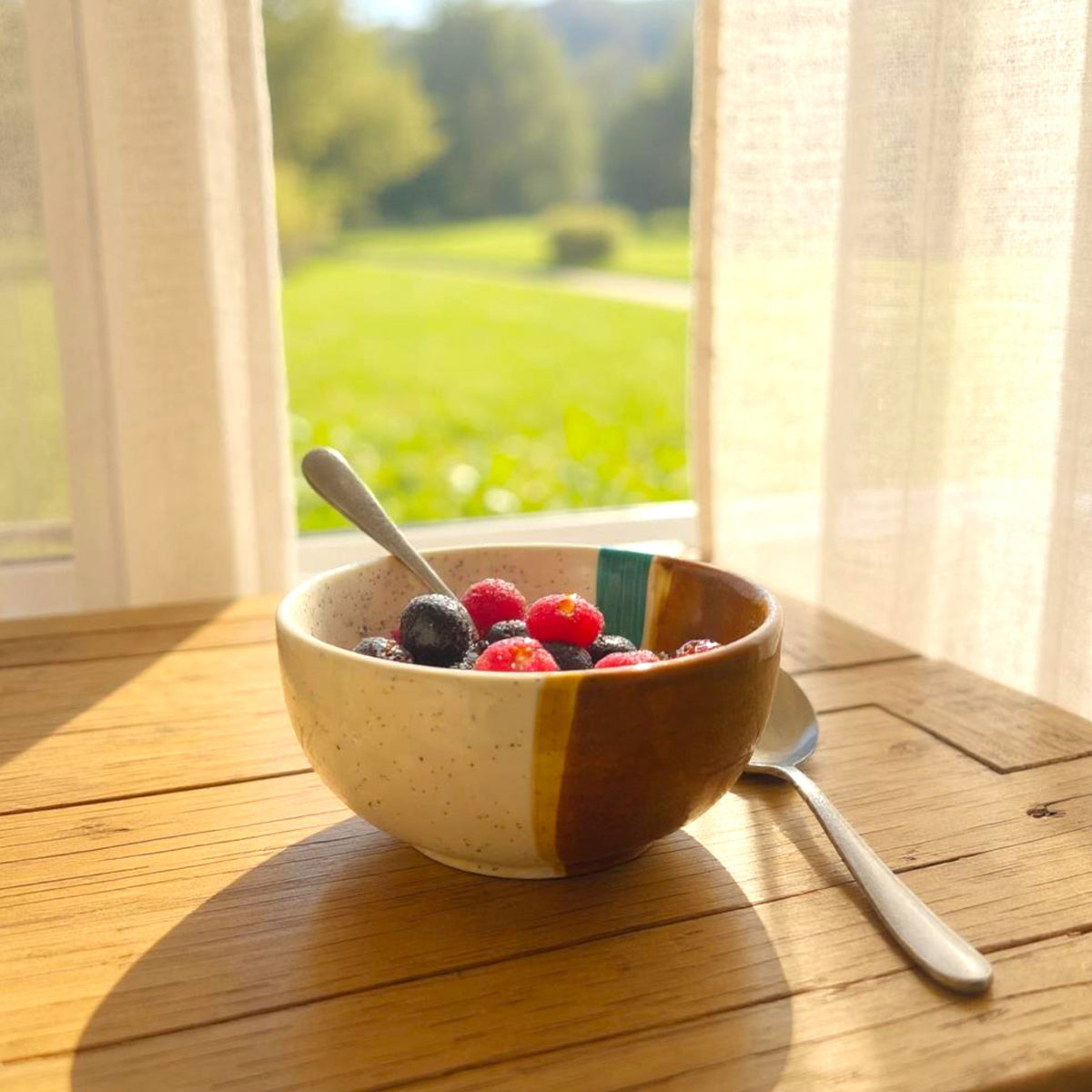 Kiss of the Coast Serving Bowl